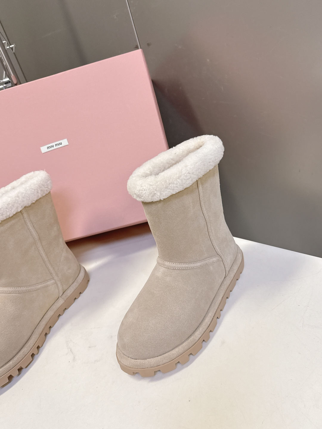 MiuMiu 缪缪秋冬最新走秀款 雪地靴毛毛鞋 超多明星网红种草 小红书博主都有钟爱 简约的设计更显优雅