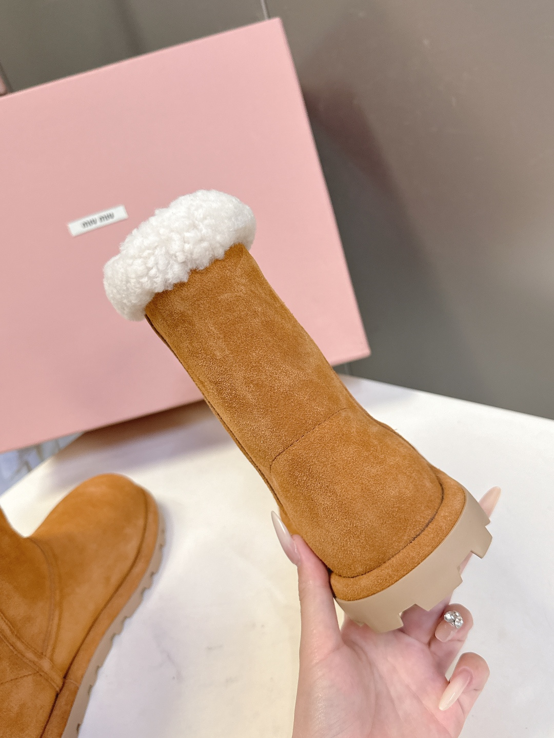 MiuMiu 缪缪秋冬最新走秀款 雪地靴毛毛鞋 超多明星网红种草 小红书博主都有钟爱 简约的设计更显优雅