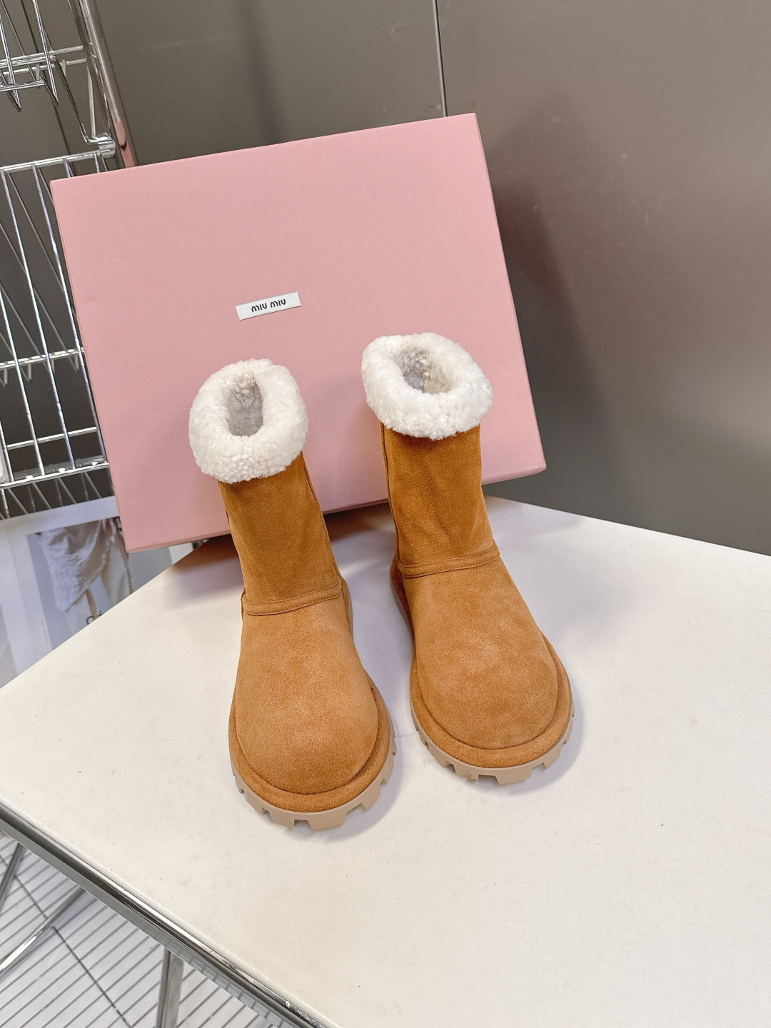 MiuMiu 缪缪秋冬最新走秀款 雪地靴毛毛鞋 超多明星网红种草 小红书博主都有钟爱 简约的设计更显优雅