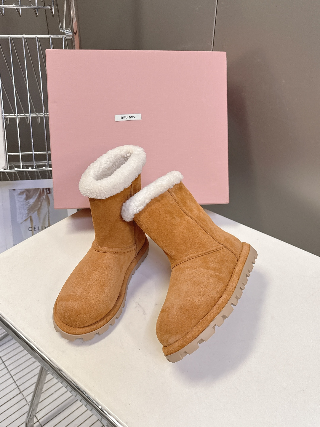 MiuMiu 缪缪秋冬最新走秀款 雪地靴毛毛鞋 超多明星网红种草 小红书博主都有钟爱 简约的设计更显优雅