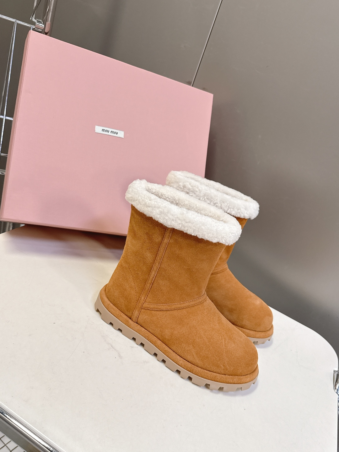 MiuMiu 缪缪秋冬最新走秀款 雪地靴毛毛鞋 超多明星网红种草 小红书博主都有钟爱 简约的设计更显优雅