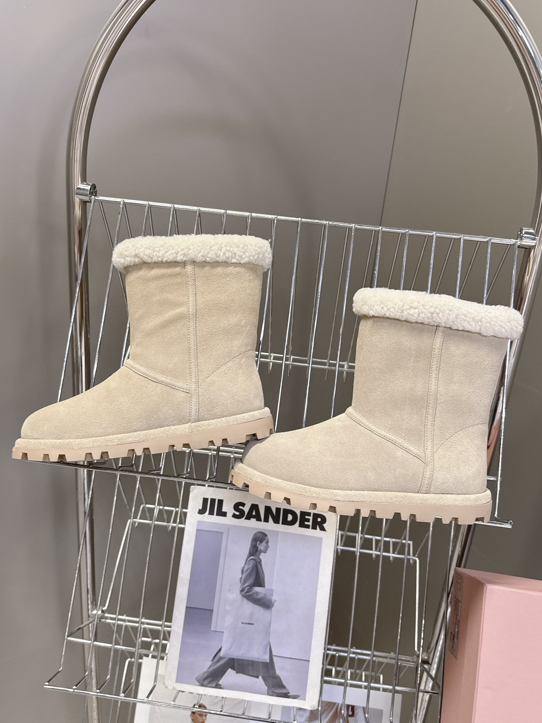 MiuMiu 缪缪秋冬最新走秀款 雪地靴毛毛鞋 超多明星网红种草 小红书博主都有钟爱 简约的设计更显优雅