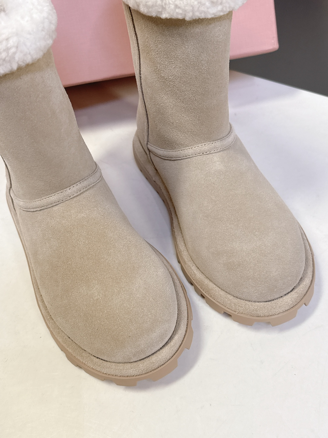 MiuMiu 缪缪秋冬最新走秀款 雪地靴毛毛鞋 超多明星网红种草 小红书博主都有钟爱 简约的设计更显优雅