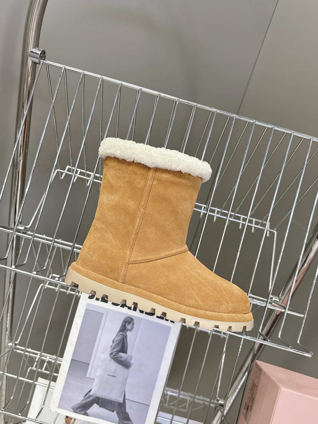 MiuMiu 缪缪秋冬最新走秀款 雪地靴毛毛鞋 超多明星网红种草 小红书博主都有钟爱 简约的设计更显优雅