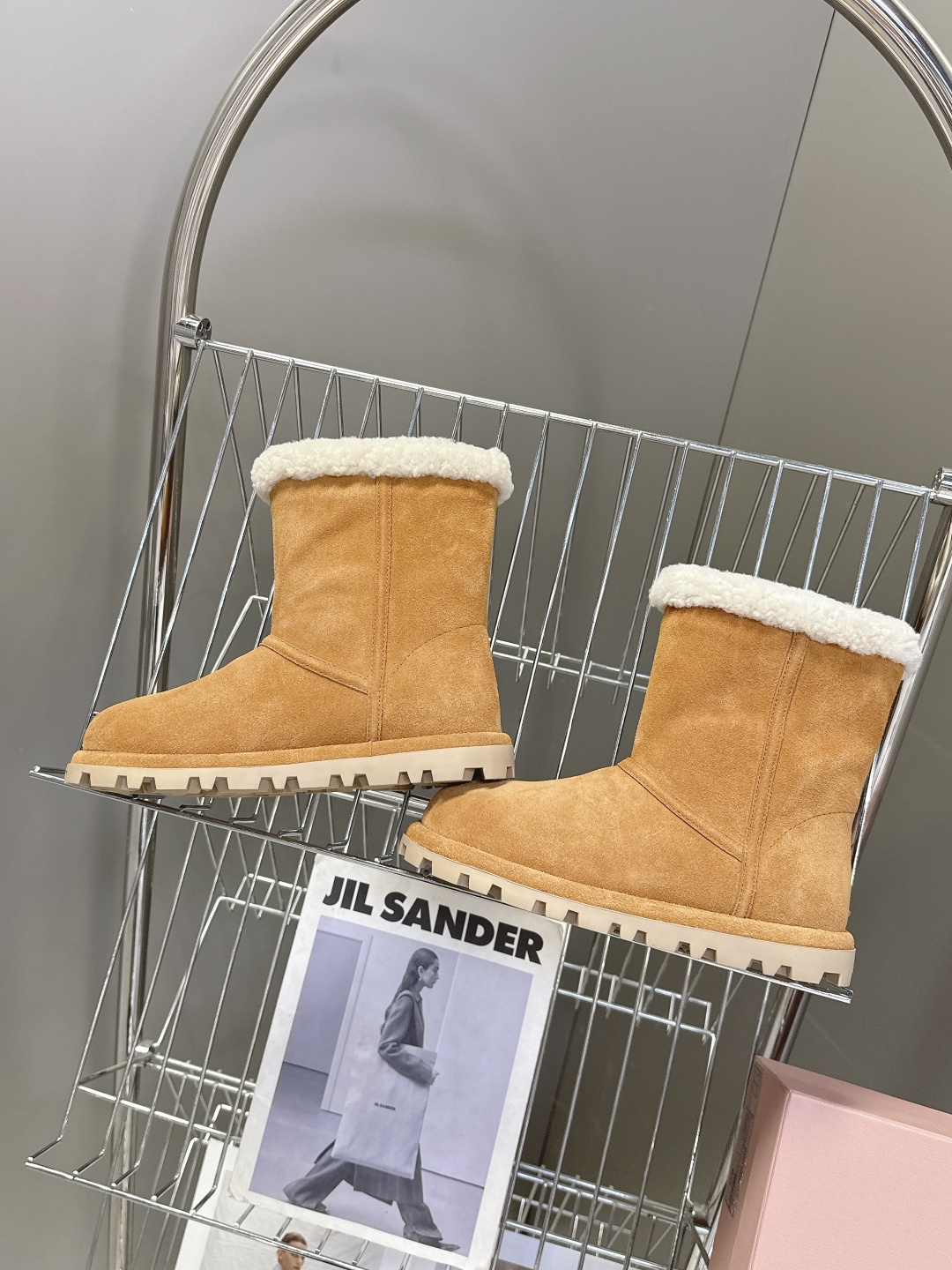 MiuMiu 缪缪秋冬最新走秀款 雪地靴毛毛鞋 超多明星网红种草 小红书博主都有钟爱 简约的设计更显优雅