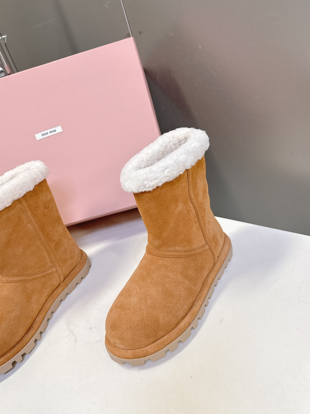 MiuMiu 缪缪秋冬最新走秀款 雪地靴毛毛鞋 超多明星网红种草 小红书博主都有钟爱 简约的设计更显优雅