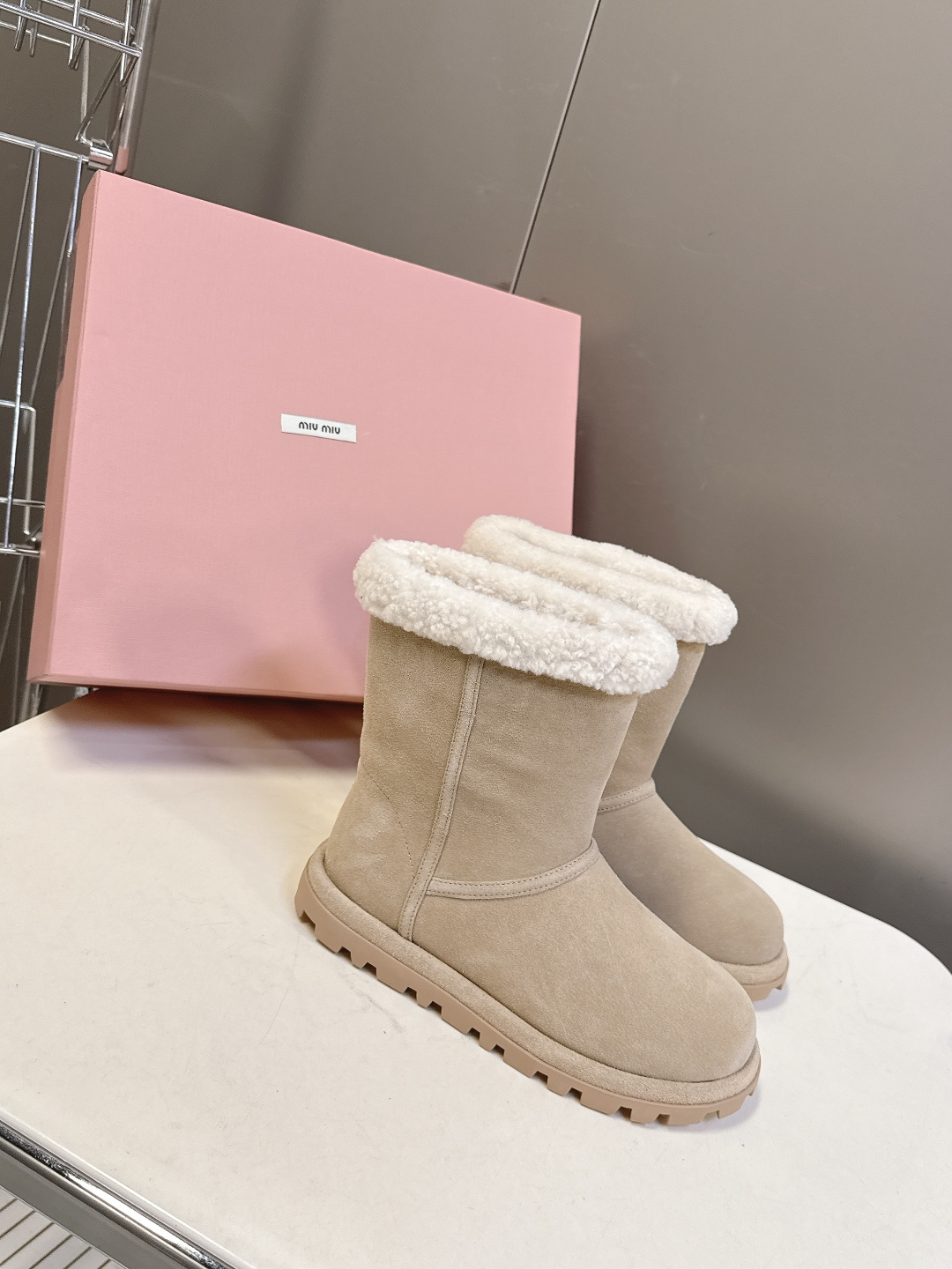 MiuMiu 缪缪秋冬最新走秀款 雪地靴毛毛鞋 超多明星网红种草 小红书博主都有钟爱 简约的设计更显优雅