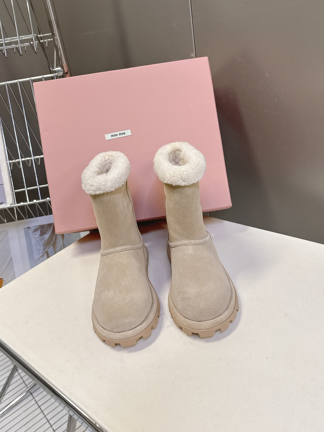 MiuMiu 缪缪秋冬最新走秀款 雪地靴毛毛鞋 超多明星网红种草 小红书博主都有钟爱 简约的设计更显优雅