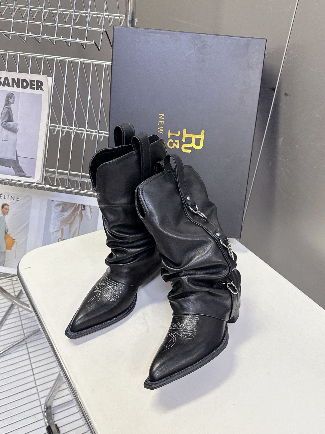 R13潮牌秋冬最新款 慵懒风扣带欧美风粗跟靴 西部牛仔靴 超多明星网红种草 多种穿法 带子可随意调节 可