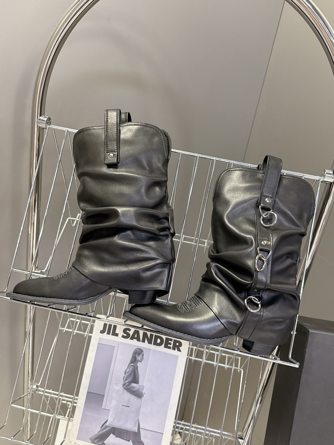 R13潮牌秋冬最新款 慵懒风扣带欧美风粗跟靴 西部牛仔靴 超多明星网红种草 多种穿法 带子可随意调节 可