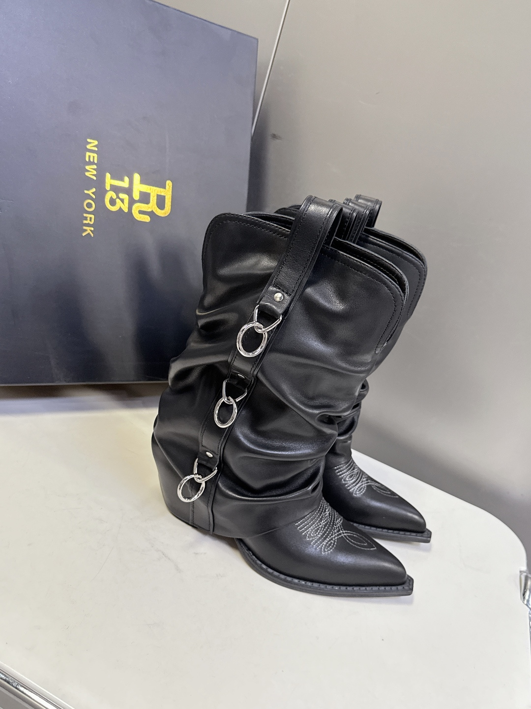 R13潮牌秋冬最新款 慵懒风扣带欧美风粗跟靴 西部牛仔靴 超多明星网红种草 多种穿法 带子可随意调节 可