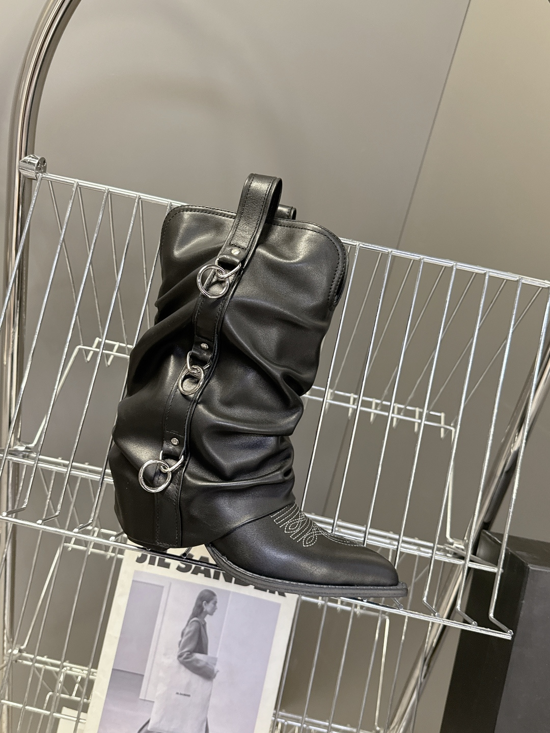 R13潮牌秋冬最新款 慵懒风扣带欧美风粗跟靴 西部牛仔靴 超多明星网红种草 多种穿法 带子可随意调节 可