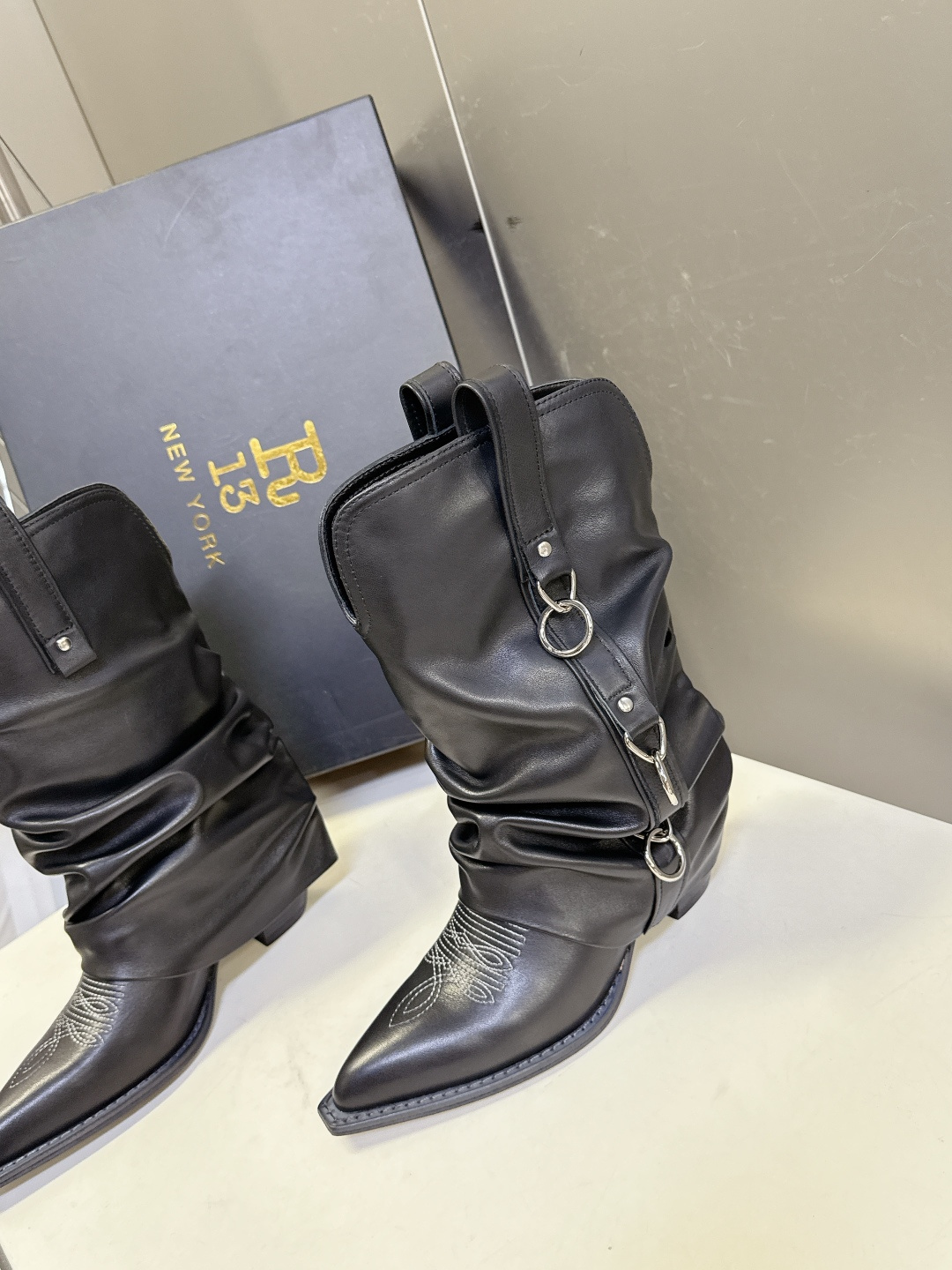 R13潮牌秋冬最新款 慵懒风扣带欧美风粗跟靴 西部牛仔靴 超多明星网红种草 多种穿法 带子可随意调节 可