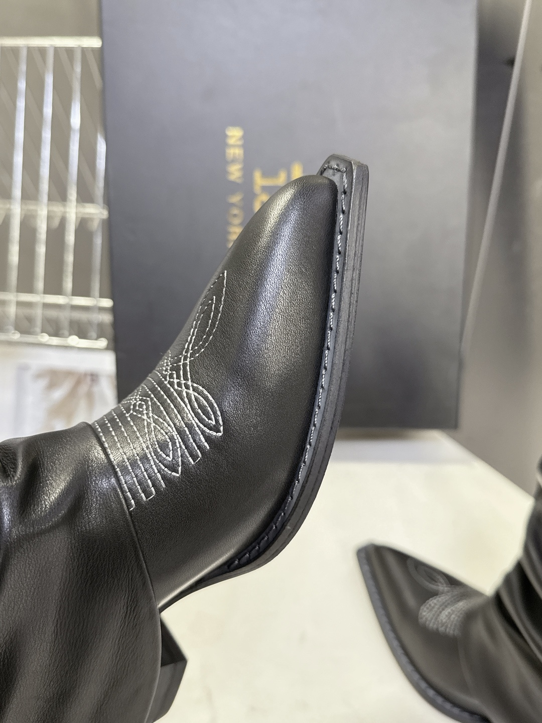 R13潮牌秋冬最新款 慵懒风扣带欧美风粗跟靴 西部牛仔靴 超多明星网红种草 多种穿法 带子可随意调节 可