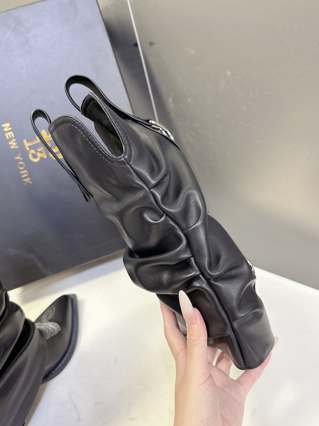 R13潮牌秋冬最新款 慵懒风扣带欧美风粗跟靴 西部牛仔靴 超多明星网红种草 多种穿法 带子可随意调节 可