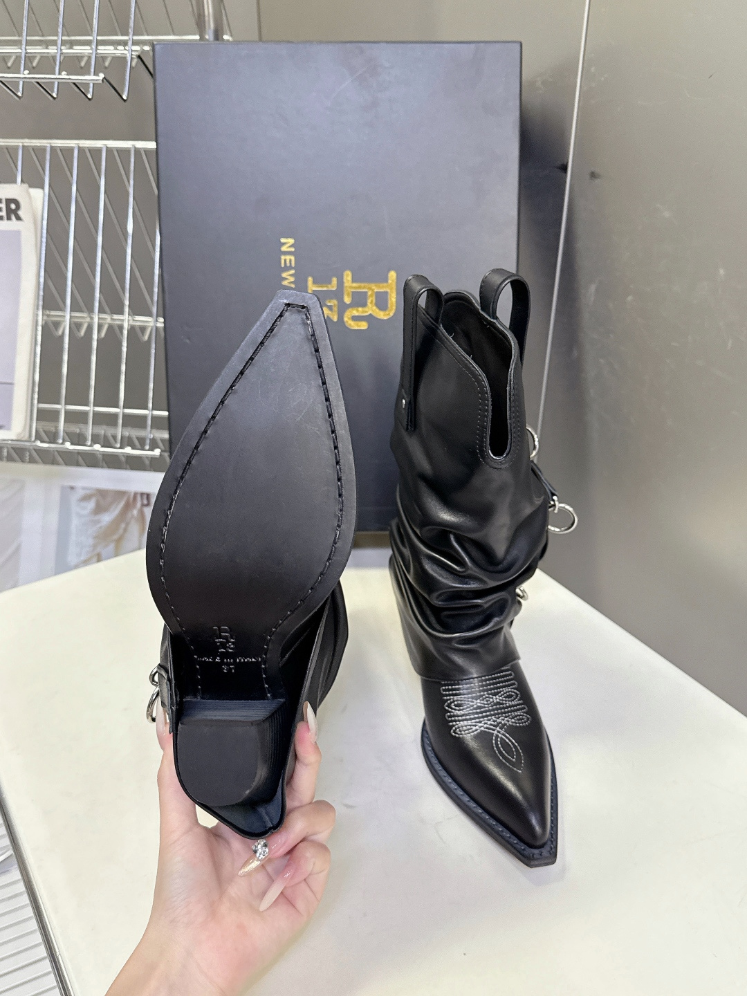 R13潮牌秋冬最新款 慵懒风扣带欧美风粗跟靴 西部牛仔靴 超多明星网红种草 多种穿法 带子可随意调节 可