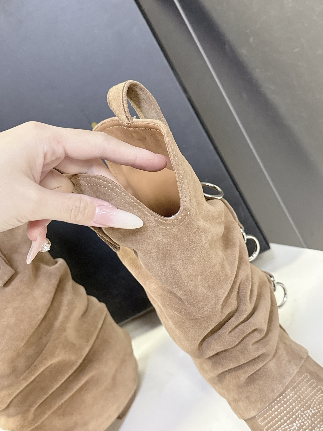 R13潮牌秋冬最新款 慵懒风扣带欧美风粗跟靴 西部牛仔靴 超多明星网红种草 多种穿法 带子可随意调节 可