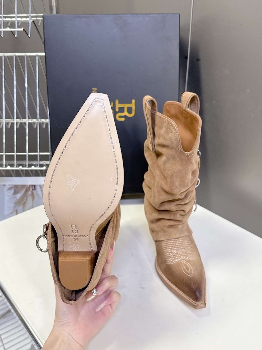 R13潮牌秋冬最新款 慵懒风扣带欧美风粗跟靴 西部牛仔靴 超多明星网红种草 多种穿法 带子可随意调节 可