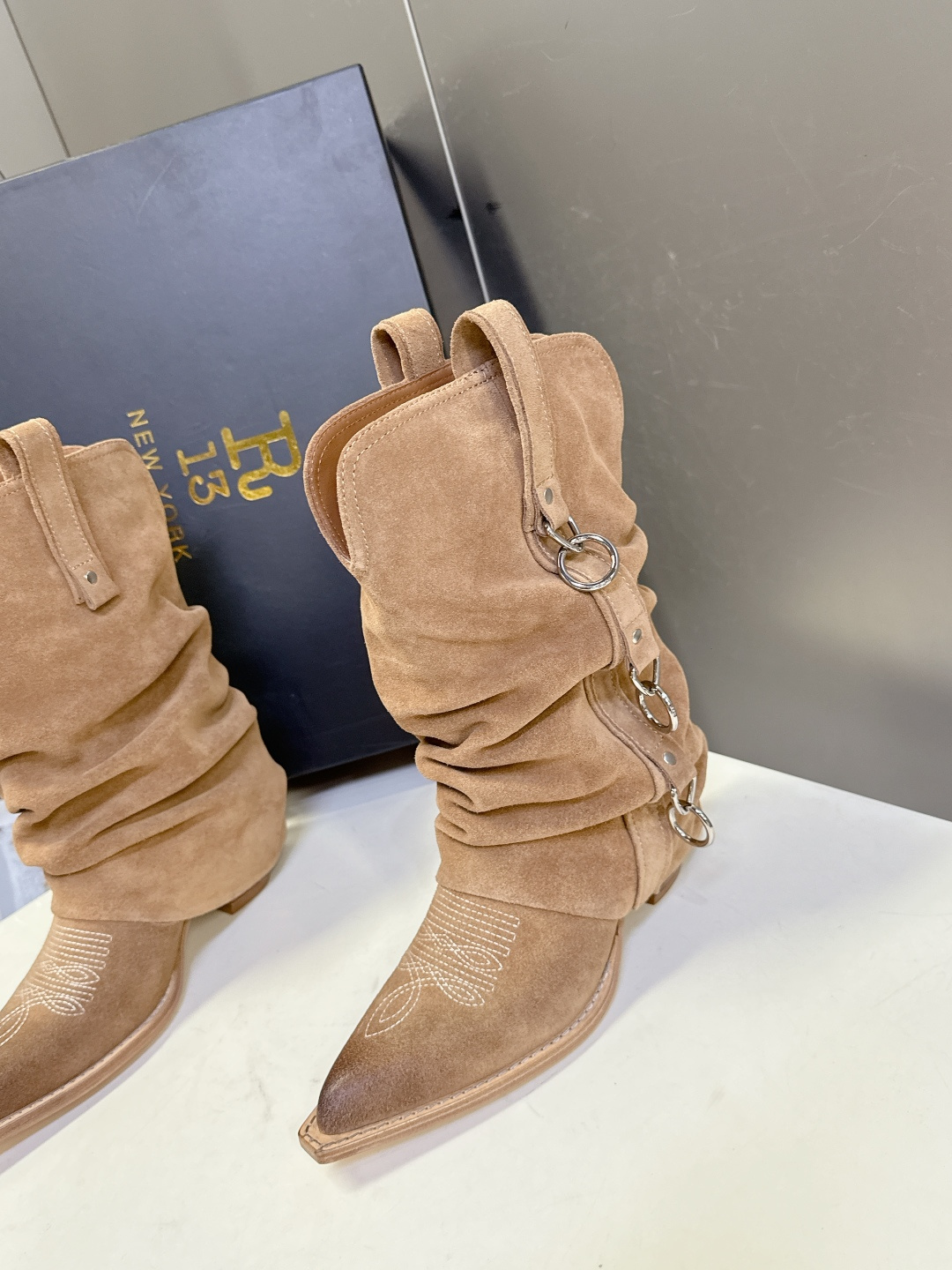 R13潮牌秋冬最新款 慵懒风扣带欧美风粗跟靴 西部牛仔靴 超多明星网红种草 多种穿法 带子可随意调节 可