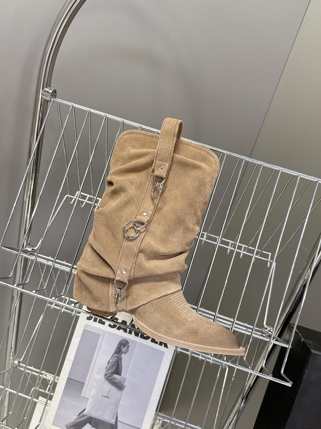 R13潮牌秋冬最新款 慵懒风扣带欧美风粗跟靴 西部牛仔靴 超多明星网红种草 多种穿法 带子可随意调节 可