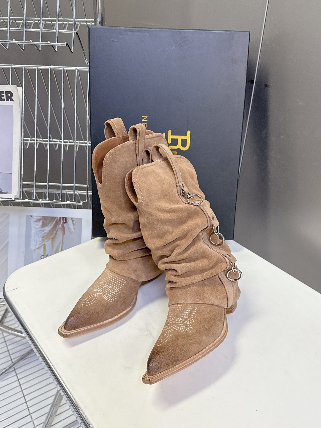 R13潮牌秋冬最新款 慵懒风扣带欧美风粗跟靴 西部牛仔靴 超多明星网红种草 多种穿法 带子可随意调节 可