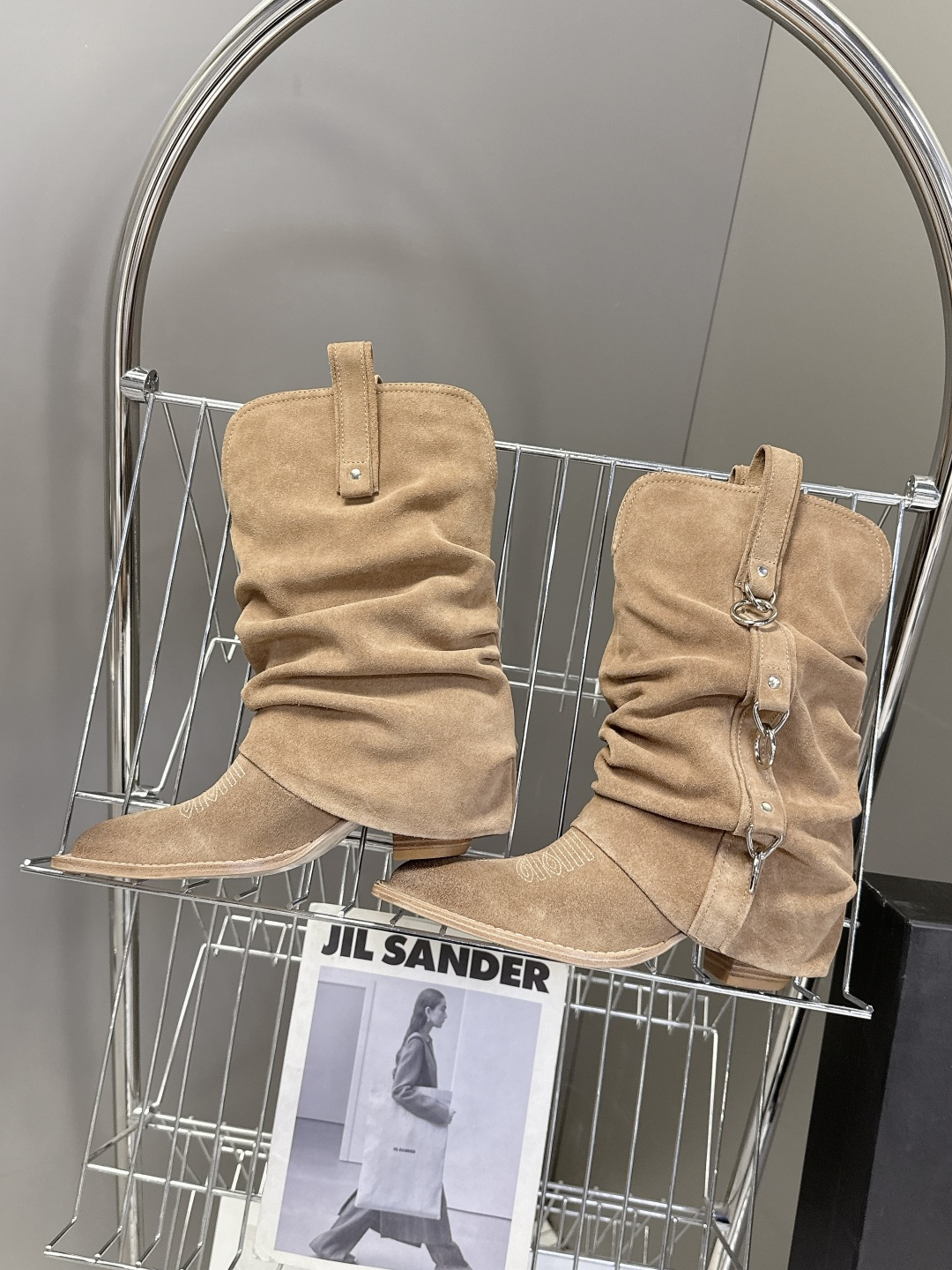 R13潮牌秋冬最新款 慵懒风扣带欧美风粗跟靴 西部牛仔靴 超多明星网红种草 多种穿法 带子可随意调节 可