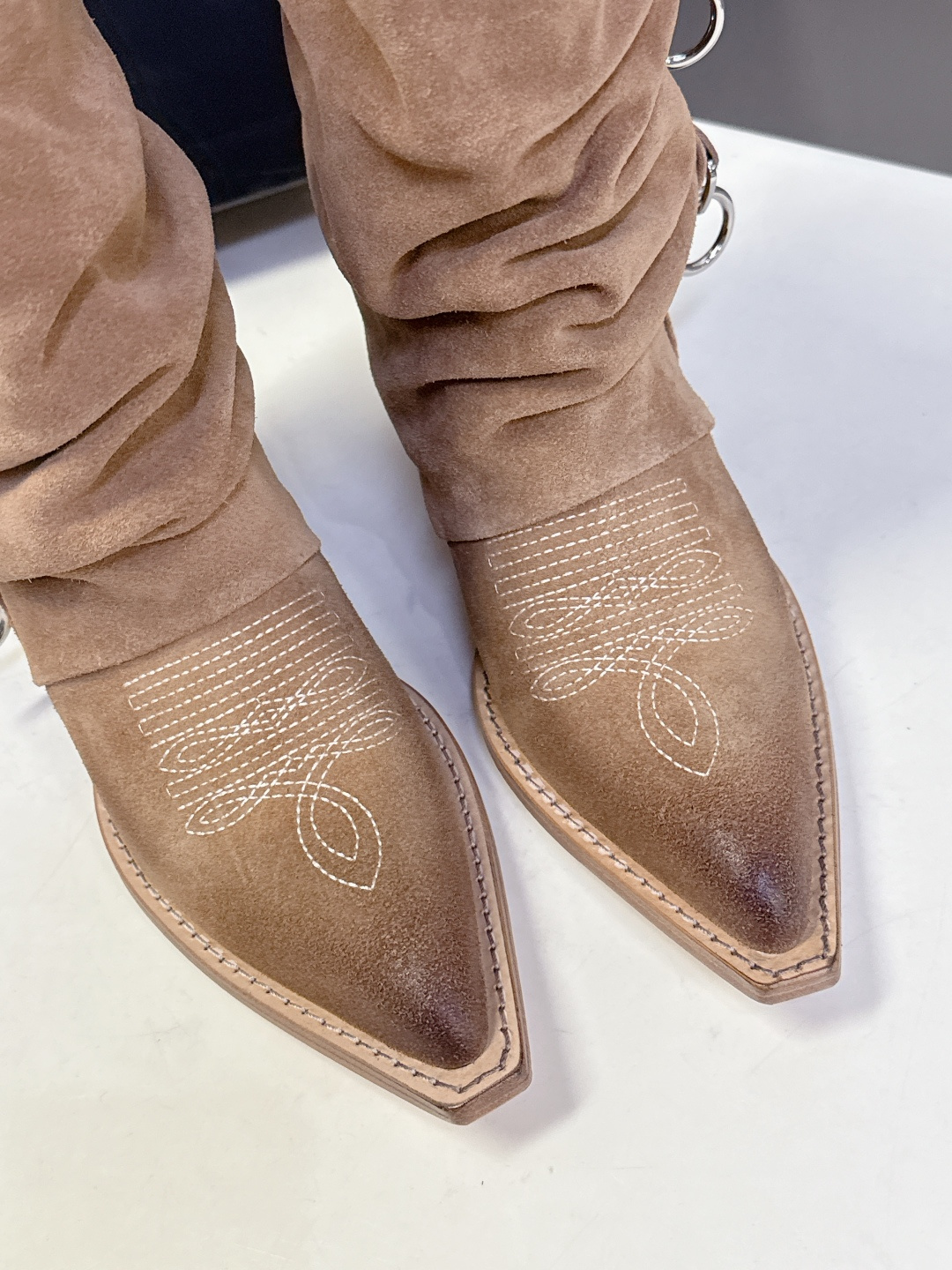 R13潮牌秋冬最新款 慵懒风扣带欧美风粗跟靴 西部牛仔靴 超多明星网红种草 多种穿法 带子可随意调节 可