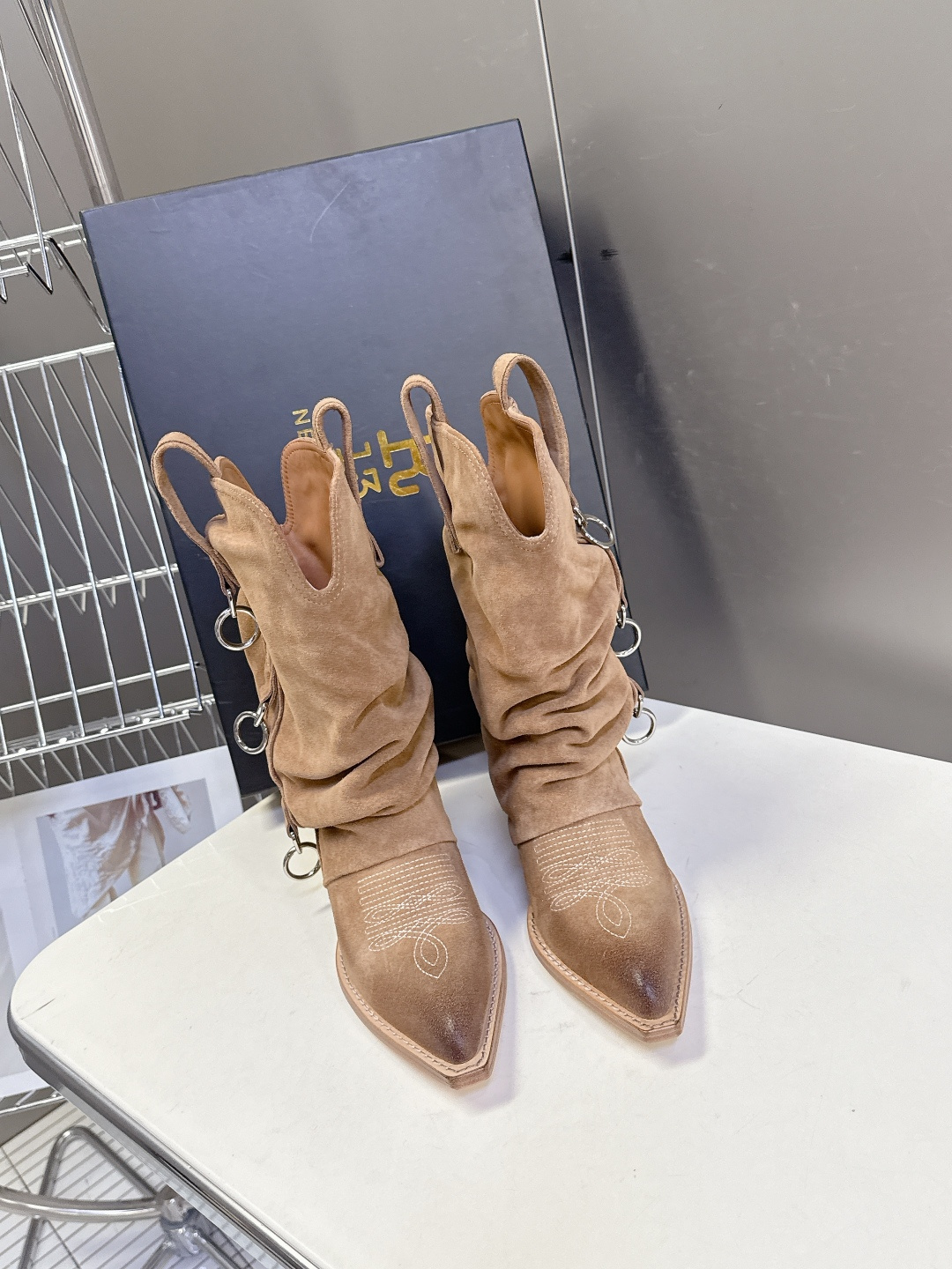 R13潮牌秋冬最新款 慵懒风扣带欧美风粗跟靴 西部牛仔靴 超多明星网红种草 多种穿法 带子可随意调节 可