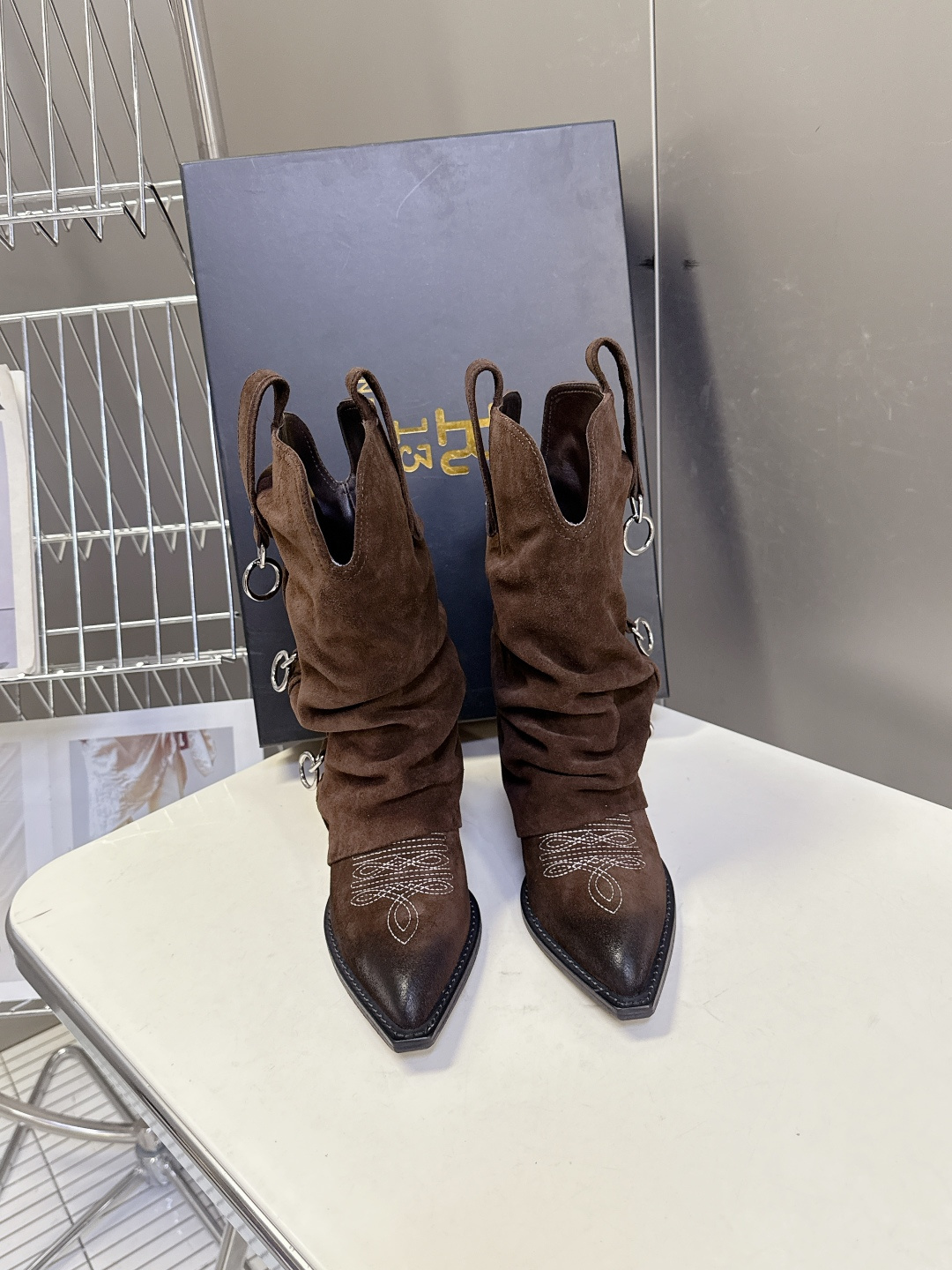 R13潮牌秋冬最新款 慵懒风扣带欧美风粗跟靴 西部牛仔靴 超多明星网红种草 多种穿法 带子可随意调节 可