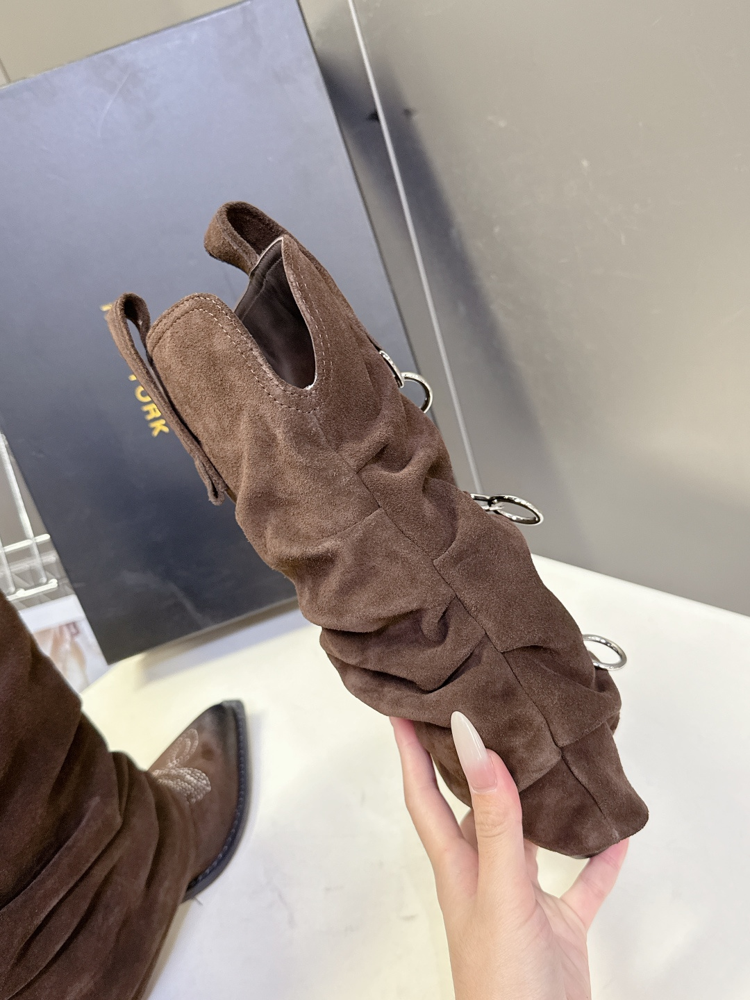 R13潮牌秋冬最新款 慵懒风扣带欧美风粗跟靴 西部牛仔靴 超多明星网红种草 多种穿法 带子可随意调节 可