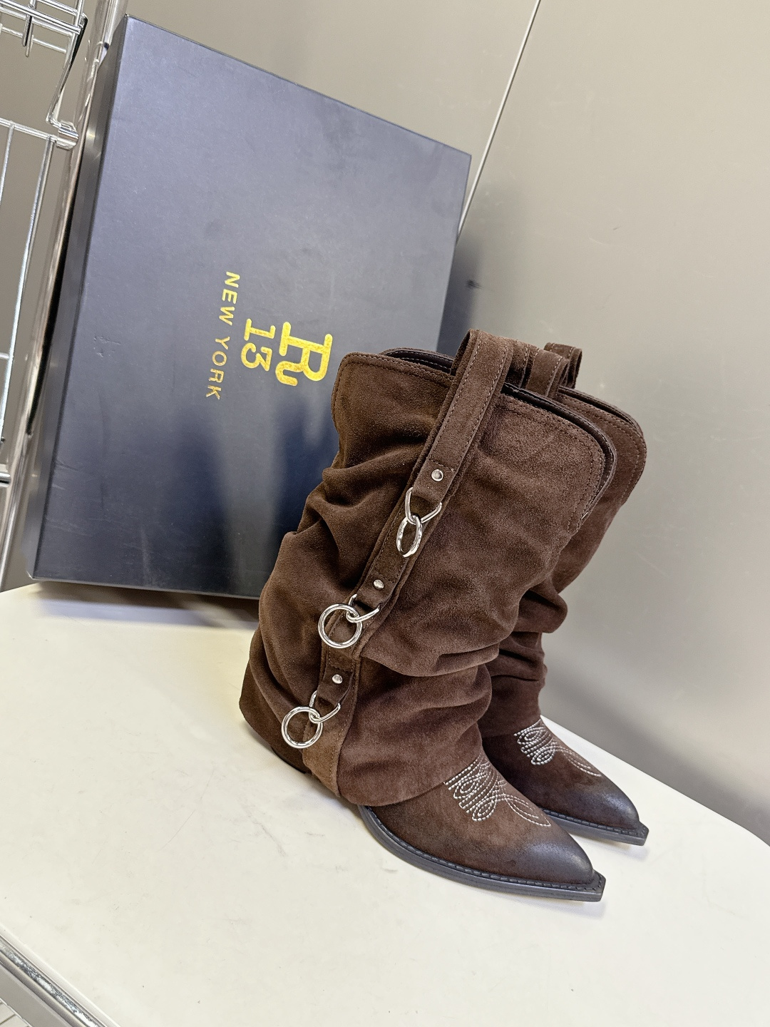 R13潮牌秋冬最新款 慵懒风扣带欧美风粗跟靴 西部牛仔靴 超多明星网红种草 多种穿法 带子可随意调节 可