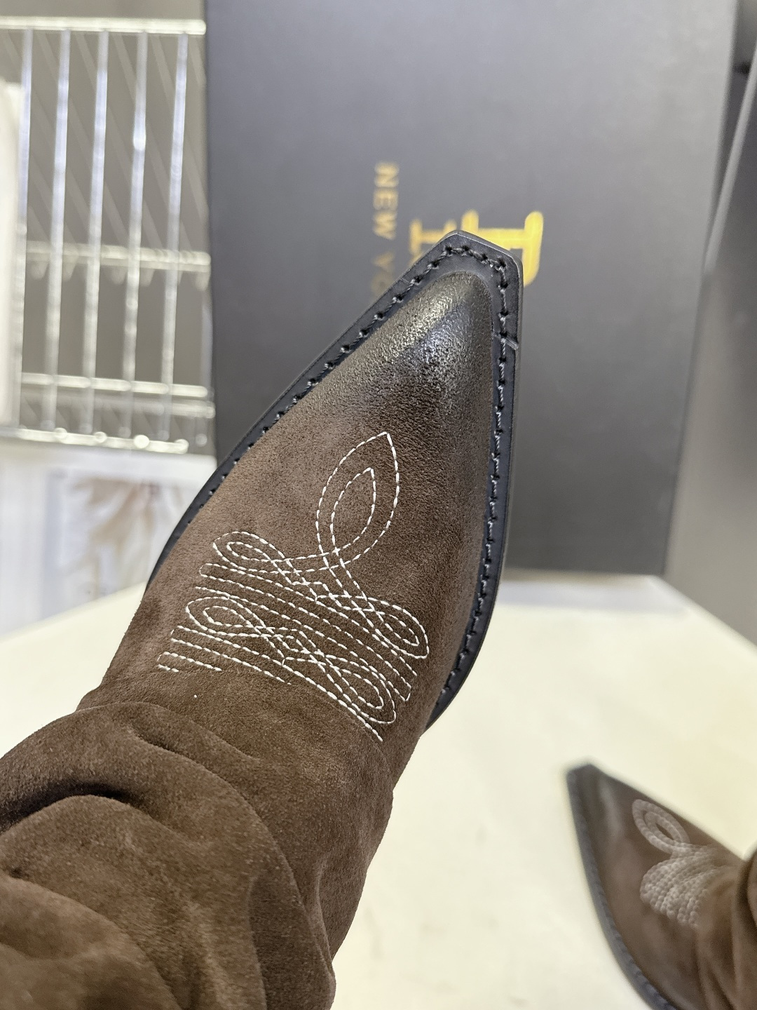 R13潮牌秋冬最新款 慵懒风扣带欧美风粗跟靴 西部牛仔靴 超多明星网红种草 多种穿法 带子可随意调节 可