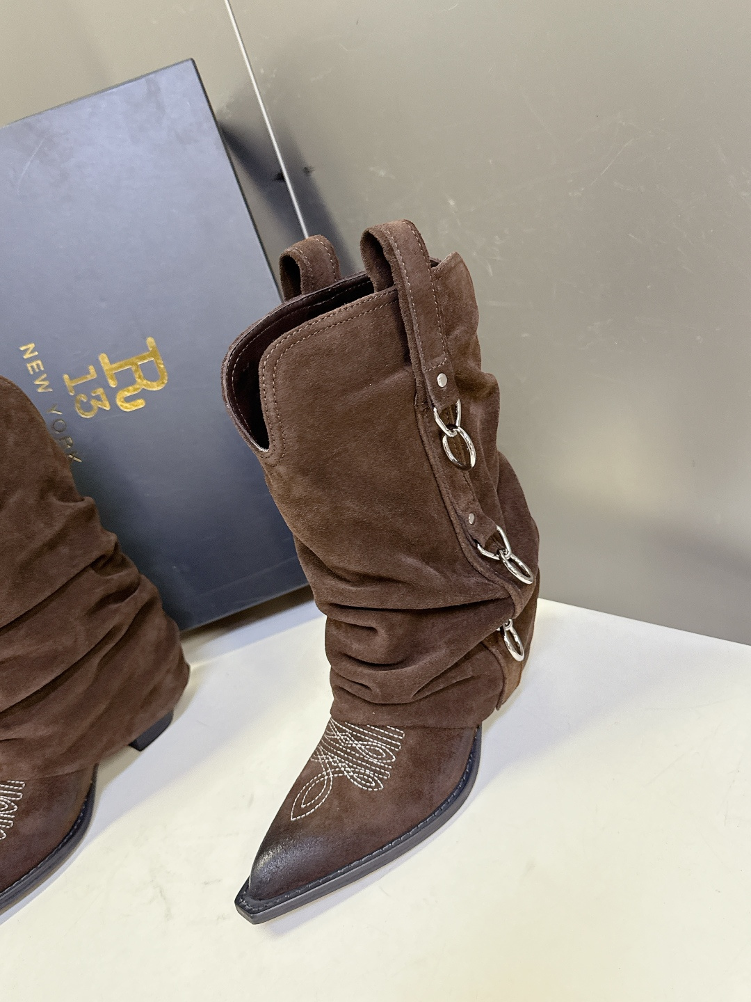 R13潮牌秋冬最新款 慵懒风扣带欧美风粗跟靴 西部牛仔靴 超多明星网红种草 多种穿法 带子可随意调节 可