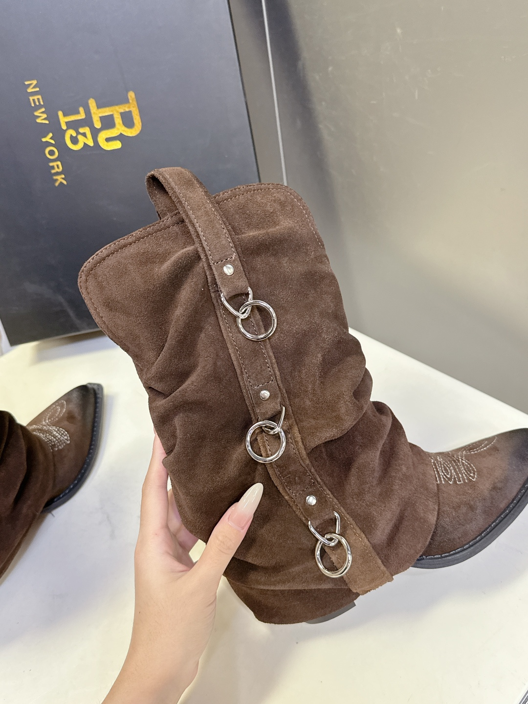 R13潮牌秋冬最新款 慵懒风扣带欧美风粗跟靴 西部牛仔靴 超多明星网红种草 多种穿法 带子可随意调节 可