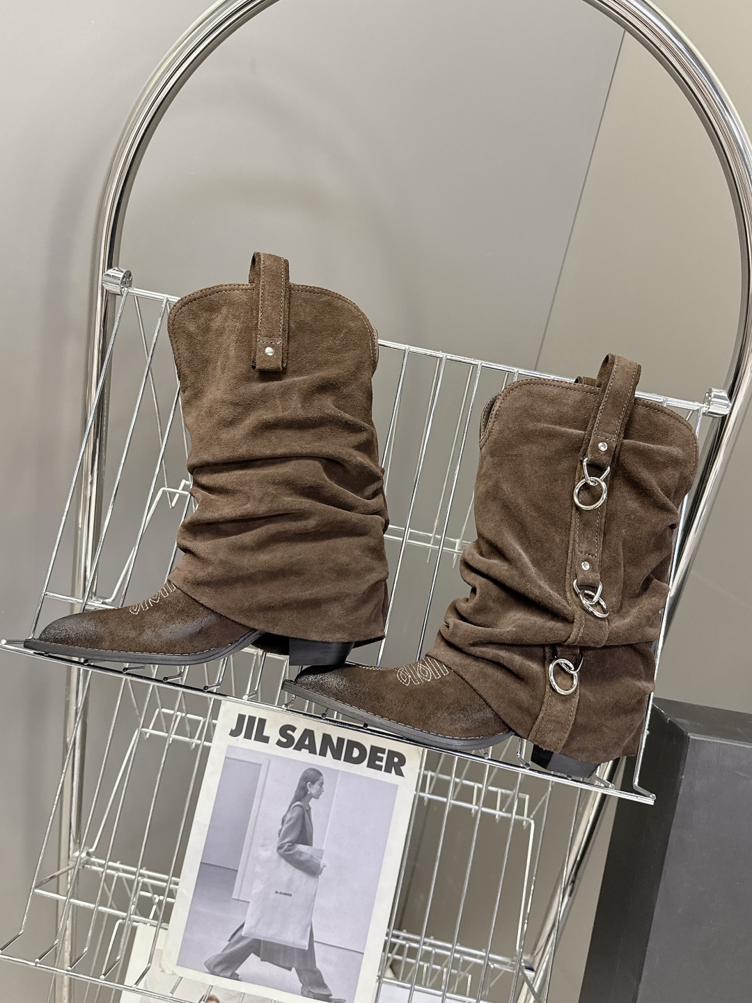 R13潮牌秋冬最新款 慵懒风扣带欧美风粗跟靴 西部牛仔靴 超多明星网红种草 多种穿法 带子可随意调节 可