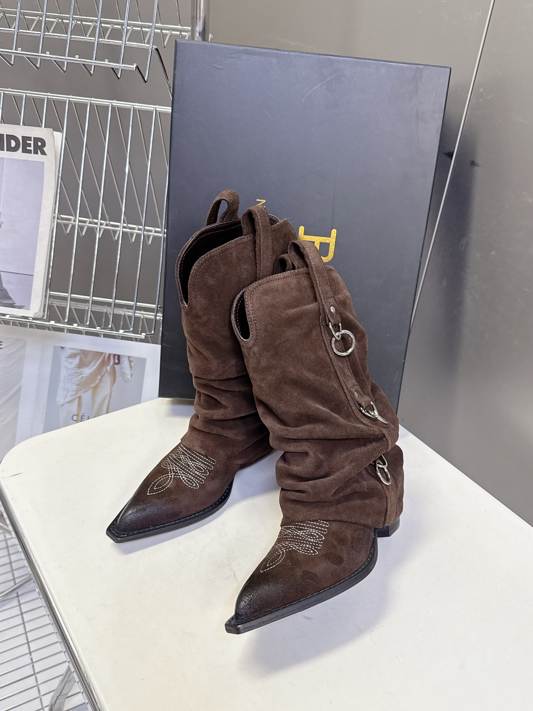 R13潮牌秋冬最新款 慵懒风扣带欧美风粗跟靴 西部牛仔靴 超多明星网红种草 多种穿法 带子可随意调节 可