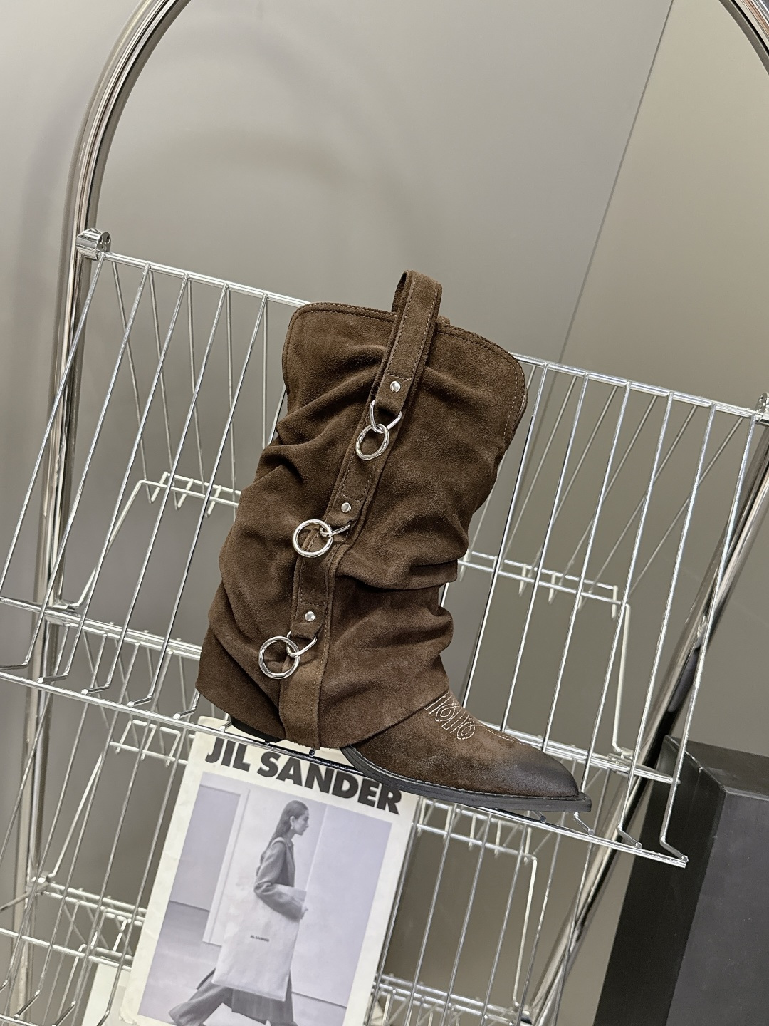 R13潮牌秋冬最新款 慵懒风扣带欧美风粗跟靴 西部牛仔靴 超多明星网红种草 多种穿法 带子可随意调节 可