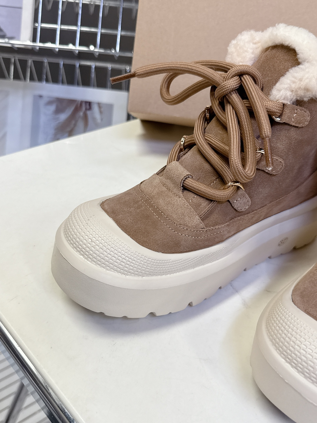 UGG秋冬最款新厚底毛毛鞋 雪地靴 超多明星网红种草 秋冬必备毛毛鞋 真羊毛上脚超暖和 一款不会撞衫的鞋