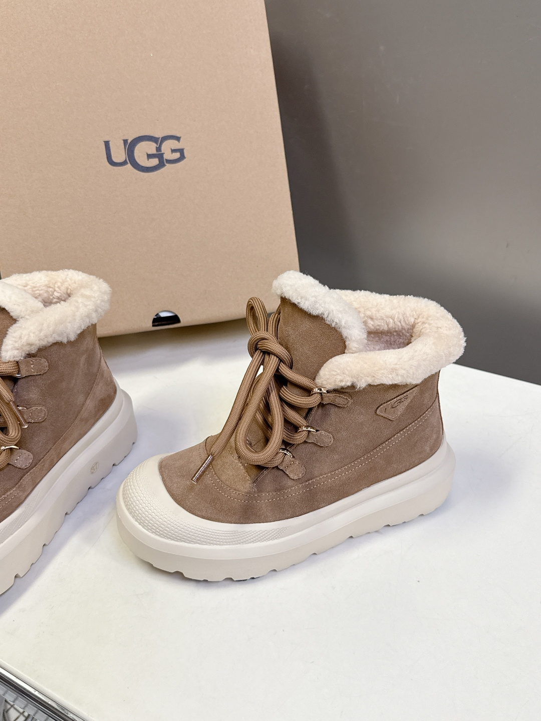 UGG秋冬最款新厚底毛毛鞋 雪地靴 超多明星网红种草 秋冬必备毛毛鞋 真羊毛上脚超暖和 一款不会撞衫的鞋