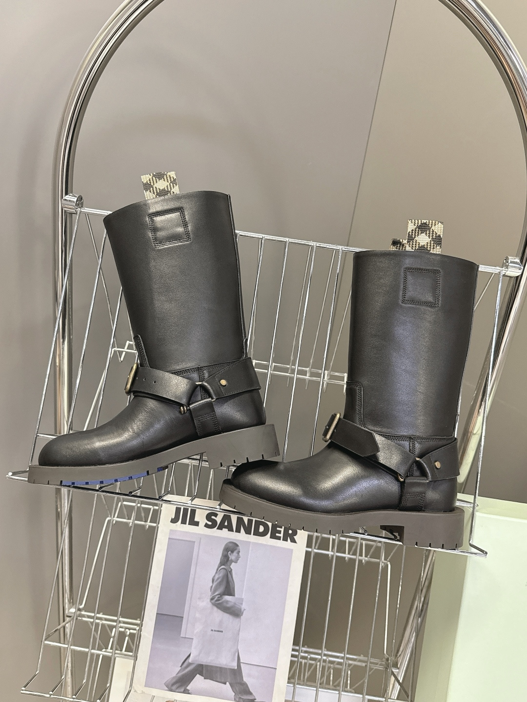 Burberry 博柏利秋冬最新款老钱风一脚蹬长靴 超多明星时尚博主种草 巴宝莉家靴子的设计风格通常以经