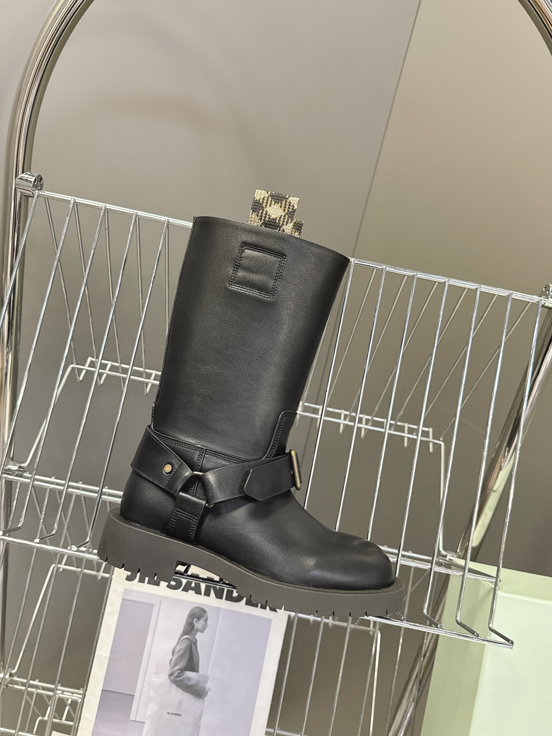 Burberry 博柏利秋冬最新款老钱风一脚蹬长靴 超多明星时尚博主种草 巴宝莉家靴子的设计风格通常以经