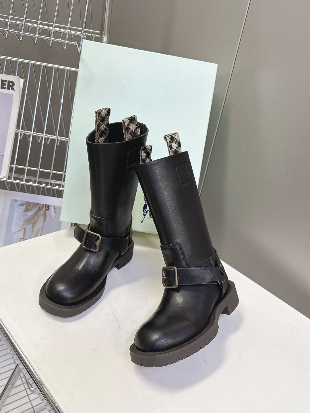 Burberry 博柏利秋冬最新款老钱风一脚蹬长靴 超多明星时尚博主种草 巴宝莉家靴子的设计风格通常以经