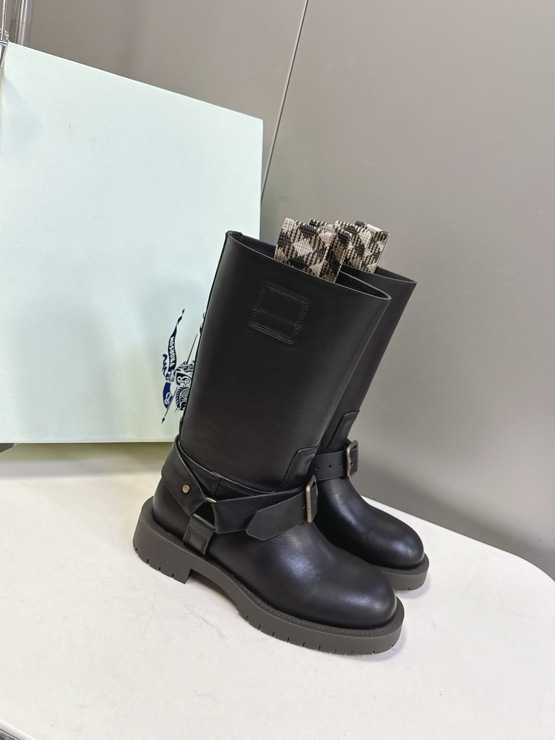 Burberry 博柏利秋冬最新款老钱风一脚蹬长靴 超多明星时尚博主种草 巴宝莉家靴子的设计风格通常以经