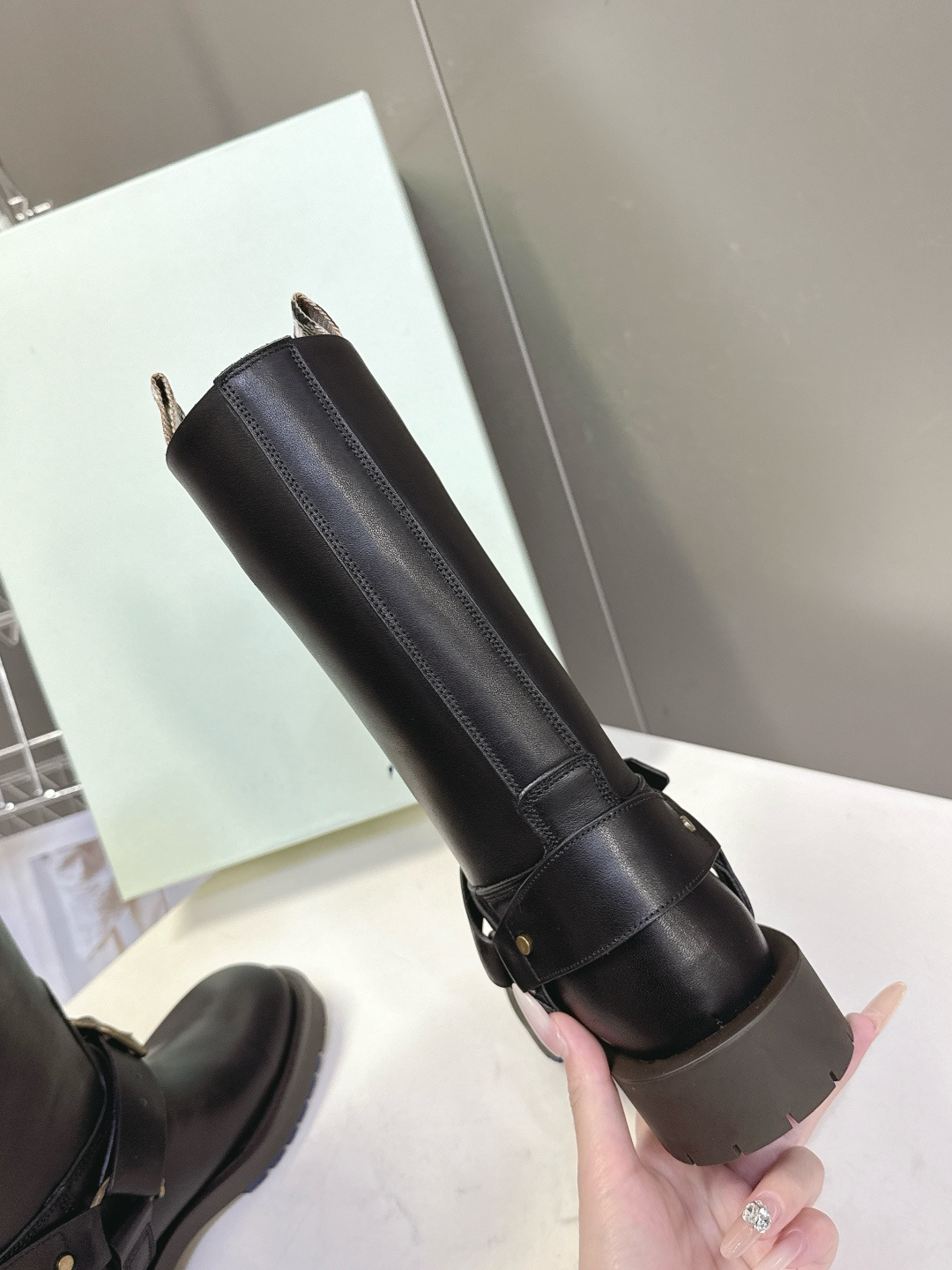 Burberry 博柏利秋冬最新款老钱风一脚蹬长靴 超多明星时尚博主种草 巴宝莉家靴子的设计风格通常以经