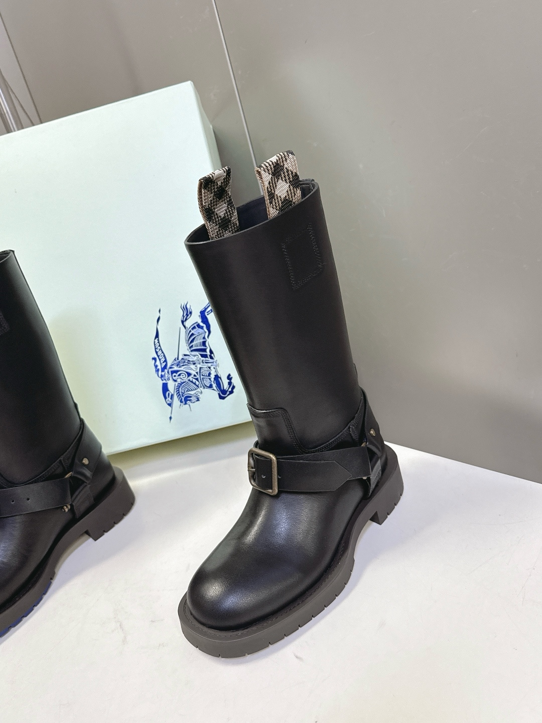 Burberry 博柏利秋冬最新款老钱风一脚蹬长靴 超多明星时尚博主种草 巴宝莉家靴子的设计风格通常以经