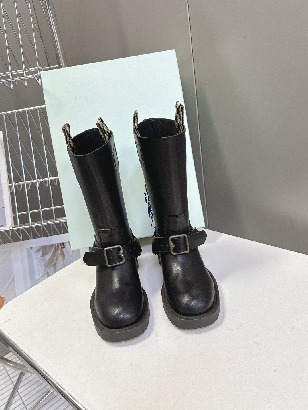 Burberry 博柏利秋冬最新款老钱风一脚蹬长靴 超多明星时尚博主种草 巴宝莉家靴子的设计风格通常以经