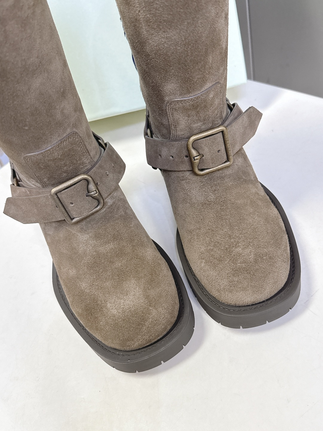 Burberry 博柏利秋冬最新款老钱风一脚蹬长靴 超多明星时尚博主种草 巴宝莉家靴子的设计风格通常以经