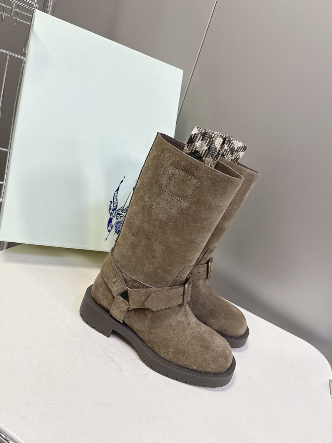 Burberry 博柏利秋冬最新款老钱风一脚蹬长靴 超多明星时尚博主种草 巴宝莉家靴子的设计风格通常以经