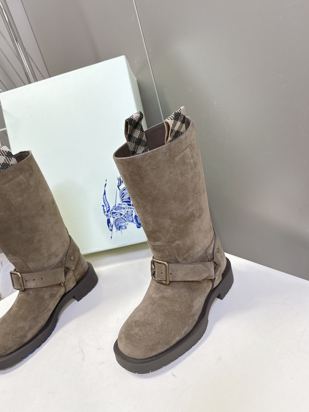 Burberry 博柏利秋冬最新款老钱风一脚蹬长靴 超多明星时尚博主种草 巴宝莉家靴子的设计风格通常以经