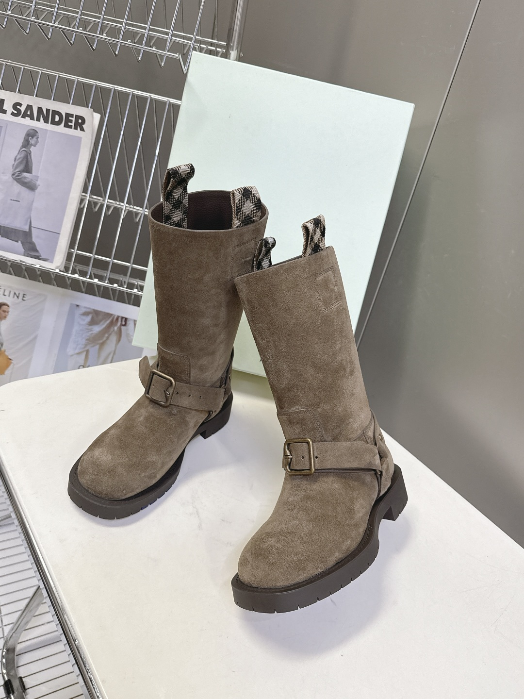 Burberry 博柏利秋冬最新款老钱风一脚蹬长靴 超多明星时尚博主种草 巴宝莉家靴子的设计风格通常以经